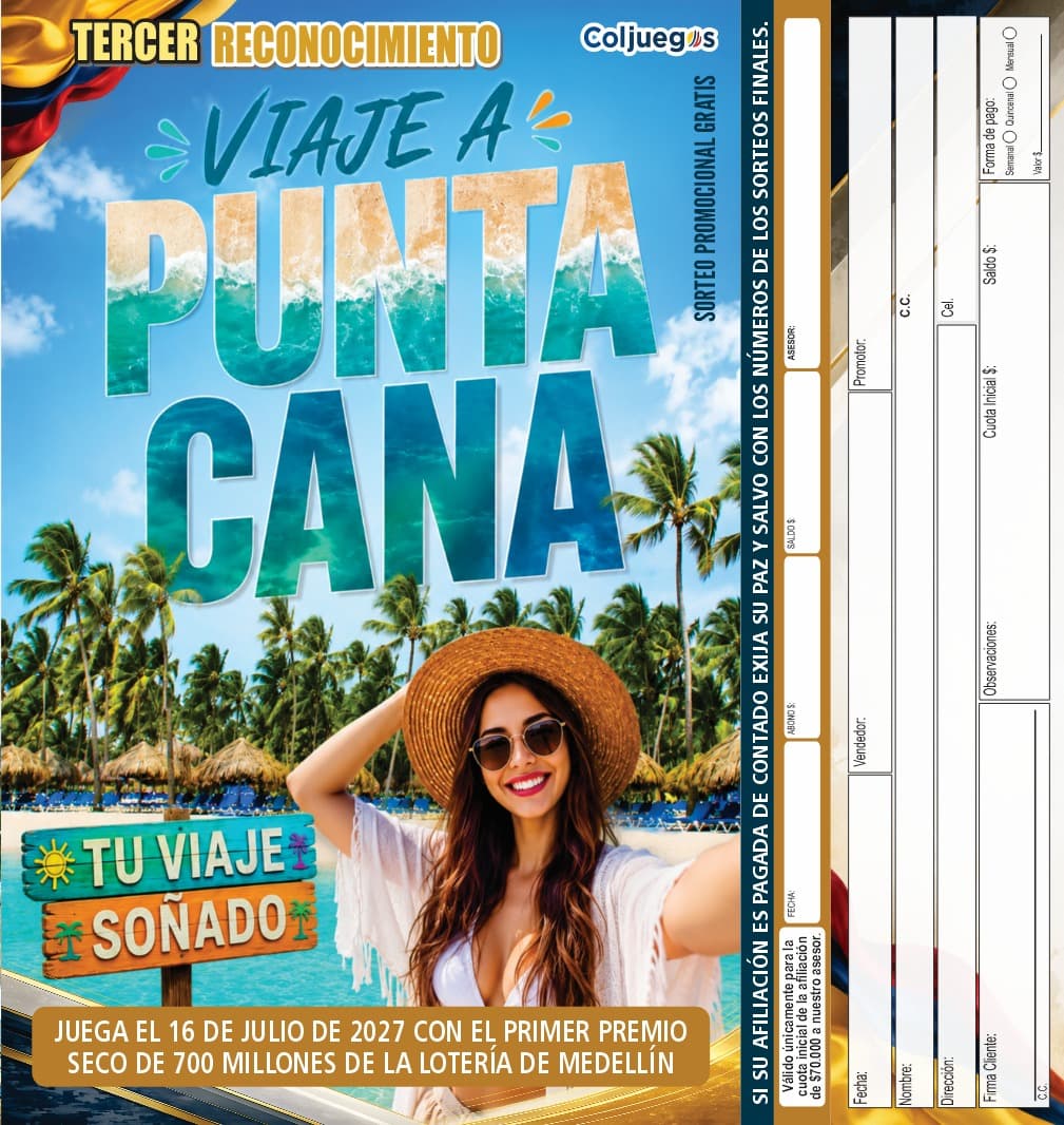 Playa de Punta Cana con palmeras y una viajera sonriente
